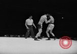 Immagine di Boxer Vince Shomo New York City USA, 1957, secondo 24 filmato di repertorio 65675047763