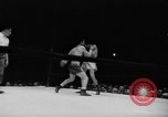Immagine di Boxer Vince Shomo New York City USA, 1957, secondo 25 filmato di repertorio 65675047763