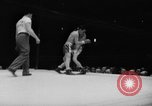 Immagine di Boxer Vince Shomo New York City USA, 1957, secondo 26 filmato di repertorio 65675047763