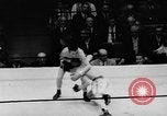 Immagine di Boxer Vince Shomo New York City USA, 1957, secondo 32 filmato di repertorio 65675047763