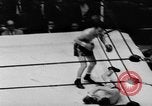 Immagine di Boxer Vince Shomo New York City USA, 1957, secondo 41 filmato di repertorio 65675047763