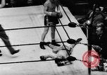 Immagine di Boxer Vince Shomo New York City USA, 1957, secondo 42 filmato di repertorio 65675047763