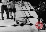 Immagine di Boxer Vince Shomo New York City USA, 1957, secondo 44 filmato di repertorio 65675047763