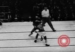 Immagine di Boxer Vince Shomo New York City USA, 1957, secondo 50 filmato di repertorio 65675047763
