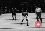 Immagine di Boxer Vince Shomo New York City USA, 1957, secondo 51 filmato di repertorio 65675047763