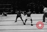 Immagine di Boxer Vince Shomo New York City USA, 1957, secondo 52 filmato di repertorio 65675047763