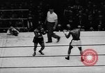 Immagine di Boxer Vince Shomo New York City USA, 1957, secondo 54 filmato di repertorio 65675047763