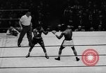 Immagine di Boxer Vince Shomo New York City USA, 1957, secondo 55 filmato di repertorio 65675047763