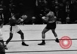 Immagine di Boxer Vince Shomo New York City USA, 1957, secondo 57 filmato di repertorio 65675047763