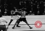 Immagine di Boxer Vince Shomo New York City USA, 1957, secondo 58 filmato di repertorio 65675047763