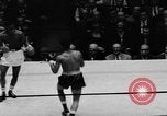 Immagine di Boxer Vince Shomo New York City USA, 1957, secondo 59 filmato di repertorio 65675047763