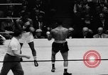 Immagine di Boxer Vince Shomo New York City USA, 1957, secondo 60 filmato di repertorio 65675047763