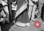 Image cérémonie de lever du drapeau national l'Inde, 1947, de la seconde 30 séquences d'archives historiques vidéo 65675047765