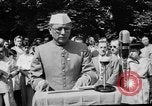 Image cérémonie de lever du drapeau national l'Inde, 1947, de la seconde 31 séquences d'archives historiques vidéo 65675047765