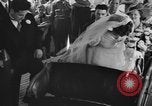 Standbild Hochzeit auf der Achterbahn Palisades Park New Jersey USA, 1938, aus Sekunde 8 historischem Filmmaterial Videoclip 65675047769