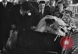 Standbild Hochzeit auf der Achterbahn Palisades Park New Jersey USA, 1938, aus Sekunde 9 historischem Filmmaterial Videoclip 65675047769