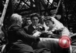 Standbild Hochzeit auf der Achterbahn Palisades Park New Jersey USA, 1938, aus Sekunde 13 historischem Filmmaterial Videoclip 65675047769
