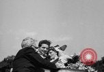 Standbild Hochzeit auf der Achterbahn Palisades Park New Jersey USA, 1938, aus Sekunde 22 historischem Filmmaterial Videoclip 65675047769