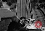 Standbild Hochzeit auf der Achterbahn Palisades Park New Jersey USA, 1938, aus Sekunde 25 historischem Filmmaterial Videoclip 65675047769