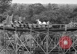 Standbild Hochzeit auf der Achterbahn Palisades Park New Jersey USA, 1938, aus Sekunde 26 historischem Filmmaterial Videoclip 65675047769