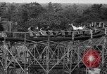 Standbild Hochzeit auf der Achterbahn Palisades Park New Jersey USA, 1938, aus Sekunde 27 historischem Filmmaterial Videoclip 65675047769