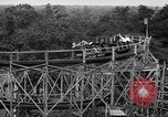 Standbild Hochzeit auf der Achterbahn Palisades Park New Jersey USA, 1938, aus Sekunde 28 historischem Filmmaterial Videoclip 65675047769