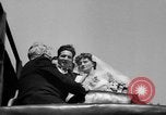 Standbild Hochzeit auf der Achterbahn Palisades Park New Jersey USA, 1938, aus Sekunde 29 historischem Filmmaterial Videoclip 65675047769
