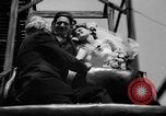 Standbild Hochzeit auf der Achterbahn Palisades Park New Jersey USA, 1938, aus Sekunde 30 historischem Filmmaterial Videoclip 65675047769