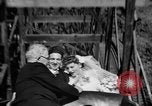 Standbild Hochzeit auf der Achterbahn Palisades Park New Jersey USA, 1938, aus Sekunde 33 historischem Filmmaterial Videoclip 65675047769