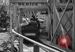 Standbild Hochzeit auf der Achterbahn Palisades Park New Jersey USA, 1938, aus Sekunde 35 historischem Filmmaterial Videoclip 65675047769