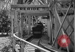 Standbild Hochzeit auf der Achterbahn Palisades Park New Jersey USA, 1938, aus Sekunde 37 historischem Filmmaterial Videoclip 65675047769