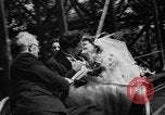 Standbild Hochzeit auf der Achterbahn Palisades Park New Jersey USA, 1938, aus Sekunde 39 historischem Filmmaterial Videoclip 65675047769
