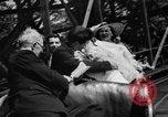 Standbild Hochzeit auf der Achterbahn Palisades Park New Jersey USA, 1938, aus Sekunde 40 historischem Filmmaterial Videoclip 65675047769