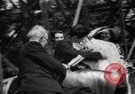 Standbild Hochzeit auf der Achterbahn Palisades Park New Jersey USA, 1938, aus Sekunde 41 historischem Filmmaterial Videoclip 65675047769