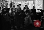 Standbild Hochzeit auf der Achterbahn Palisades Park New Jersey USA, 1938, aus Sekunde 45 historischem Filmmaterial Videoclip 65675047769