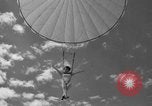 Image parachutistes San Diego California USA, 1935, de la seconde 28 séquences d'archives historiques vidéo 65675047819