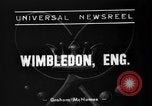 Image champion de tennis Donald Budge défaites Bunny Austin à Wimbleton Wimbledon Londres Angleterre, 1938, de la seconde 3 séquences d'archives historiques vidéo 65675047828