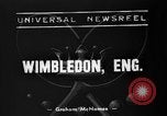 Image champion de tennis Donald Budge défaites Bunny Austin à Wimbleton Wimbledon Londres Angleterre, 1938, de la seconde 4 séquences d'archives historiques vidéo 65675047828