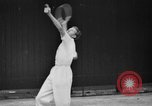 Image champion de tennis Donald Budge défaites Bunny Austin à Wimbleton Wimbledon Londres Angleterre, 1938, de la seconde 5 séquences d'archives historiques vidéo 65675047828