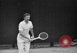 Image champion de tennis Donald Budge défaites Bunny Austin à Wimbleton Wimbledon Londres Angleterre, 1938, de la seconde 6 séquences d'archives historiques vidéo 65675047828