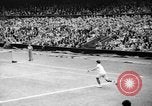 Image champion de tennis Donald Budge défaites Bunny Austin à Wimbleton Wimbledon Londres Angleterre, 1938, de la seconde 7 séquences d'archives historiques vidéo 65675047828