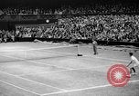 Image champion de tennis Donald Budge défaites Bunny Austin à Wimbleton Wimbledon Londres Angleterre, 1938, de la seconde 8 séquences d'archives historiques vidéo 65675047828