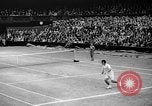 Image champion de tennis Donald Budge défaites Bunny Austin à Wimbleton Wimbledon Londres Angleterre, 1938, de la seconde 9 séquences d'archives historiques vidéo 65675047828