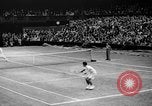Image champion de tennis Donald Budge défaites Bunny Austin à Wimbleton Wimbledon Londres Angleterre, 1938, de la seconde 10 séquences d'archives historiques vidéo 65675047828
