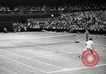 Image champion de tennis Donald Budge défaites Bunny Austin à Wimbleton Wimbledon Londres Angleterre, 1938, de la seconde 11 séquences d'archives historiques vidéo 65675047828