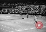 Image champion de tennis Donald Budge défaites Bunny Austin à Wimbleton Wimbledon Londres Angleterre, 1938, de la seconde 12 séquences d'archives historiques vidéo 65675047828