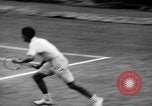 Image champion de tennis Donald Budge défaites Bunny Austin à Wimbleton Wimbledon Londres Angleterre, 1938, de la seconde 14 séquences d'archives historiques vidéo 65675047828