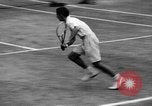 Image champion de tennis Donald Budge défaites Bunny Austin à Wimbleton Wimbledon Londres Angleterre, 1938, de la seconde 15 séquences d'archives historiques vidéo 65675047828