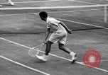 Image champion de tennis Donald Budge défaites Bunny Austin à Wimbleton Wimbledon Londres Angleterre, 1938, de la seconde 16 séquences d'archives historiques vidéo 65675047828