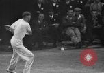 Image champion de tennis Donald Budge défaites Bunny Austin à Wimbleton Wimbledon Londres Angleterre, 1938, de la seconde 17 séquences d'archives historiques vidéo 65675047828